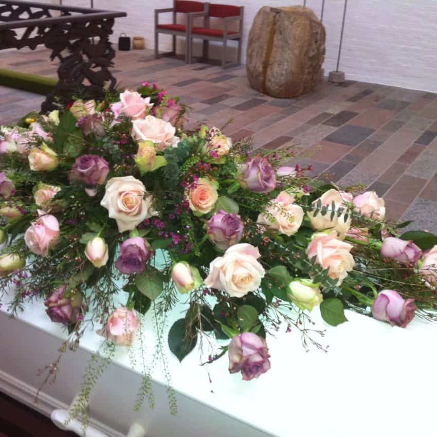 Send kistepynt, send kistedekoration, bestil kistepynt, bestil kistedekoration, levering af blomster, send blomster, bestil blomster, blomster til begravelse, begravelse blomster, blomster til kirke, levering til kirke, bestil blomster til bisættlese, send blomster til bisættelse, Send blomster til begravelse, bestil blomster til begravelse