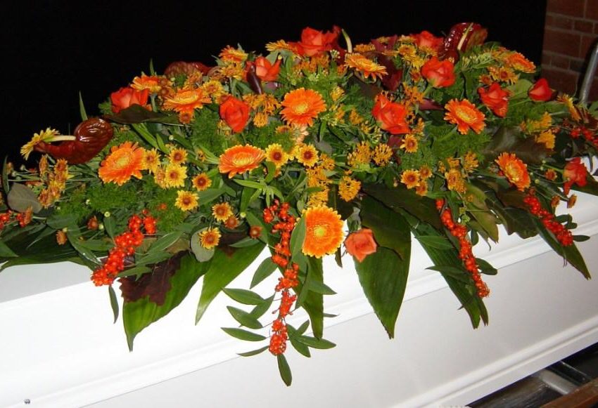 Send kistepynt, send kistedekoration, bestil kistepynt, bestil kistedekoration, levering af blomster, send blomster, bestil blomster, blomster til begravelse, begravelse blomster, blomster til kirke, levering til kirke, bestil blomster til bisættlese, send blomster til bisættelse, Send blomster til begravelse, bestil blomster til begravelse