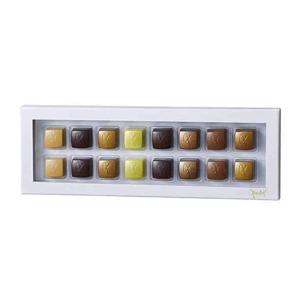 Send blomster med Design-Flower til én du holder af, eller til enhver anledning.Vi har 20 års erfaring indenfor blomsterbranchen, og er yderst kompetente, serviceminded og professionelle.Vi laver alt fra Unique variations buketter, til brudebuketter, almindelige buketter, bårebuketter med flere. Vi laver også alt i blomster til større arrangementer. Alt fra bryllup til konferencer samt begravelser med flere.For større arrangementer bedes du venligst kontakte os pr mail eller pr telefon senest 14 dage inden arrangementet.Vi har kun friske blomster og et stort og varieret udvalg i alverdens farver. Vores speciale er at sammensætte buketten nøjagtig som du ønsker det, og her får du mulighed for at sætte dit personlige præg på buketten.Vi har også et bredt sortiment af potteplanter, potter, dekorationer, blomstertilbehør og eventuelt vin og chokolade.Vi leverer årets 365 dage til døren i København og omegn, og ved bestilling inden kl 14, kan vi leverer samme dag.Send blomster med Design-Flower til én du holder af, eller til enhver anledning.