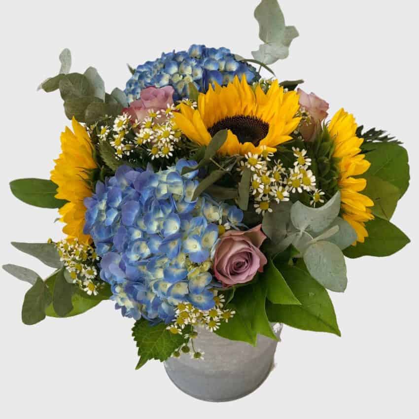 Send blomster med Design-Flower til én du holder af, eller til enhver anledning.Vi har 20 års erfaring indenfor blomsterbranchen, og er yderst kompetente, serviceminded og professionelle.Vi laver alt fra Unique variations buketter, til brudebuketter, almindelige buketter, bårebuketter med flere. Vi laver også alt i blomster til større arrangementer. Alt fra bryllup til konferencer samt begravelser med flere.For større arrangementer bedes du venligst kontakte os pr mail eller pr telefon senest 14 dage inden arrangementet.Vi har kun friske blomster og et stort og varieret udvalg i alverdens farver. Vores speciale er at sammensætte buketten nøjagtig som du ønsker det, og her får du mulighed for at sætte dit personlige præg på buketten.Vi har også et bredt sortiment af potteplanter, potter, dekorationer, blomstertilbehør og eventuelt vin og chokolade.Vi leverer årets 365 dage til døren i København og omegn, og ved bestilling inden kl 14, kan vi leverer samme dag.Send blomster med Design-Flower til én du holder af, eller til enhver anledning.