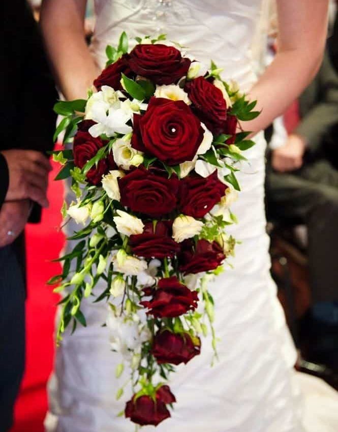 Send blomster med Design-Flower til én du holder af, eller til enhver anledning.Vi har 20 års erfaring indenfor blomsterbranchen, og er yderst kompetente, serviceminded og professionelle.Vi laver alt fra Unique variations buketter, til brudebuketter, almindelige buketter, bårebuketter med flere. Vi laver også alt i blomster til større arrangementer. Alt fra bryllup til konferencer samt begravelser med flere.For større arrangementer bedes du venligst kontakte os pr mail eller pr telefon senest 14 dage inden arrangementet.Vi har kun friske blomster og et stort og varieret udvalg i alverdens farver. Vores speciale er at sammensætte buketten nøjagtig som du ønsker det, og her får du mulighed for at sætte dit personlige præg på buketten.Vi har også et bredt sortiment af potteplanter, potter, dekorationer, blomstertilbehør og eventuelt vin og chokolade.Vi leverer årets 365 dage til døren i København og omegn, og ved bestilling inden kl 14, kan vi leverer samme dag.Send blomster med Design-Flower til én du holder af, eller til enhver anledning.