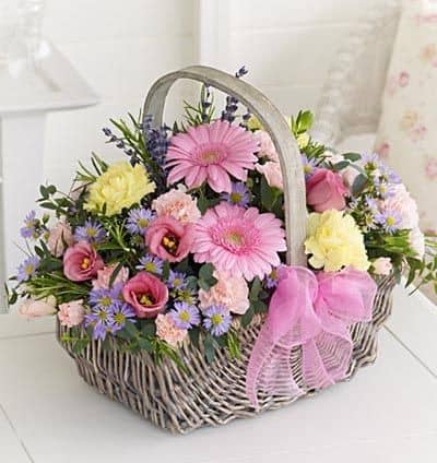 Send blomster med Design-Flower til én du holder af, eller til enhver anledning.Vi har 20 års erfaring indenfor blomsterbranchen, og er yderst kompetente, serviceminded og professionelle.Vi laver alt fra Unique variations buketter, til brudebuketter, almindelige buketter, bårebuketter med flere. Vi laver også alt i blomster til større arrangementer. Alt fra bryllup til konferencer samt begravelser med flere.For større arrangementer bedes du venligst kontakte os pr mail eller pr telefon senest 14 dage inden arrangementet.Vi har kun friske blomster og et stort og varieret udvalg i alverdens farver. Vores speciale er at sammensætte buketten nøjagtig som du ønsker det, og her får du mulighed for at sætte dit personlige præg på buketten.Vi har også et bredt sortiment af potteplanter, potter, dekorationer, blomstertilbehør og eventuelt vin og chokolade.Vi leverer årets 365 dage til døren i København og omegn, og ved bestilling inden kl 14, kan vi leverer samme dag.Send blomster med Design-Flower til én du holder af, eller til enhver anledning.