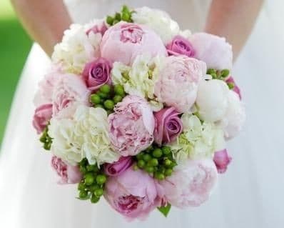 Send blomster med Design-Flower til én du holder af, eller til enhver anledning.Vi har 20 års erfaring indenfor blomsterbranchen, og er yderst kompetente, serviceminded og professionelle.Vi laver alt fra Unique variations buketter, til brudebuketter, almindelige buketter, bårebuketter med flere. Vi laver også alt i blomster til større arrangementer. Alt fra bryllup til konferencer samt begravelser med flere.For større arrangementer bedes du venligst kontakte os pr mail eller pr telefon senest 14 dage inden arrangementet.Vi har kun friske blomster og et stort og varieret udvalg i alverdens farver. Vores speciale er at sammensætte buketten nøjagtig som du ønsker det, og her får du mulighed for at sætte dit personlige præg på buketten.Vi har også et bredt sortiment af potteplanter, potter, dekorationer, blomstertilbehør og eventuelt vin og chokolade.Vi leverer årets 365 dage til døren i København og omegn, og ved bestilling inden kl 14, kan vi leverer samme dag.Send blomster med Design-Flower til én du holder af, eller til enhver anledning.
