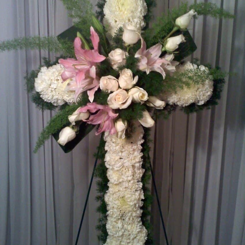 Send blomster med Design-Flower til én du holder af, eller til enhver anledning.Vi har 20 års erfaring indenfor blomsterbranchen, og er yderst kompetente, serviceminded og professionelle.Vi laver alt fra Unique variations buketter, til brudebuketter, almindelige buketter, bårebuketter med flere. Vi laver også alt i blomster til større arrangementer. Alt fra bryllup til konferencer samt begravelser med flere.For større arrangementer bedes du venligst kontakte os pr mail eller pr telefon senest 14 dage inden arrangementet.Vi har kun friske blomster og et stort og varieret udvalg i alverdens farver. Vores speciale er at sammensætte buketten nøjagtig som du ønsker det, og her får du mulighed for at sætte dit personlige præg på buketten.Vi har også et bredt sortiment af potteplanter, potter, dekorationer, blomstertilbehør og eventuelt vin og chokolade.Vi leverer årets 365 dage til døren i København og omegn, og ved bestilling inden kl 14, kan vi leverer samme dag.Send blomster med Design-Flower til én du holder af, eller til enhver anledning.