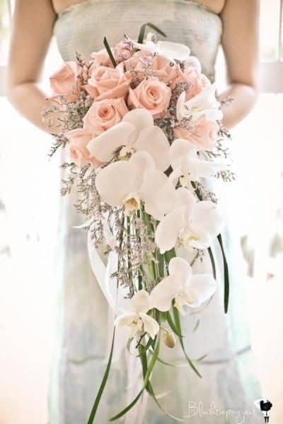 Send blomster med Design-Flower til én du holder af, eller til enhver anledning.Vi har 20 års erfaring indenfor blomsterbranchen, og er yderst kompetente, serviceminded og professionelle.Vi laver alt fra Unique variations buketter, til brudebuketter, almindelige buketter, bårebuketter med flere. Vi laver også alt i blomster til større arrangementer. Alt fra bryllup til konferencer samt begravelser med flere.For større arrangementer bedes du venligst kontakte os pr mail eller pr telefon senest 14 dage inden arrangementet.Vi har kun friske blomster og et stort og varieret udvalg i alverdens farver. Vores speciale er at sammensætte buketten nøjagtig som du ønsker det, og her får du mulighed for at sætte dit personlige præg på buketten.Vi har også et bredt sortiment af potteplanter, potter, dekorationer, blomstertilbehør og eventuelt vin og chokolade.Vi leverer årets 365 dage til døren i København og omegn, og ved bestilling inden kl 14, kan vi leverer samme dag.Send blomster med Design-Flower til én du holder af, eller til enhver anledning.