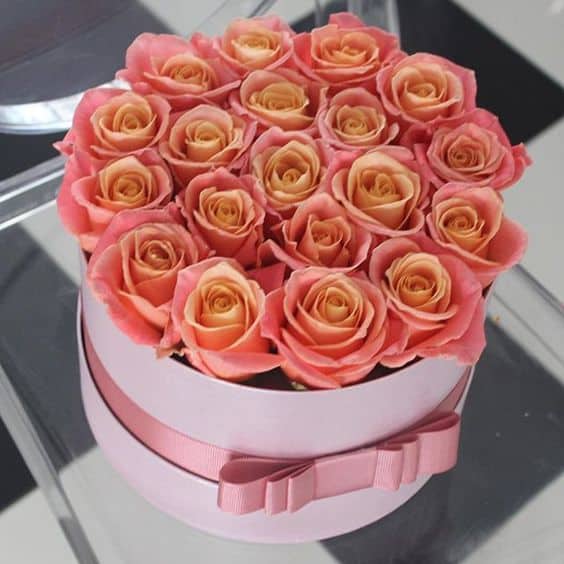 Send blomster med Design-Flower til én du holder af, eller til enhver anledning.Vi har 20 års erfaring indenfor blomsterbranchen, og er yderst kompetente, serviceminded og professionelle.Vi laver alt fra Unique variations buketter, til brudebuketter, almindelige buketter, bårebuketter med flere. Vi laver også alt i blomster til større arrangementer. Alt fra bryllup til konferencer samt begravelser med flere.For større arrangementer bedes du venligst kontakte os pr mail eller pr telefon senest 14 dage inden arrangementet.Vi har kun friske blomster og et stort og varieret udvalg i alverdens farver. Vores speciale er at sammensætte buketten nøjagtig som du ønsker det, og her får du mulighed for at sætte dit personlige præg på buketten.Vi har også et bredt sortiment af potteplanter, potter, dekorationer, blomstertilbehør og eventuelt vin og chokolade.Vi leverer årets 365 dage til døren i København og omegn, og ved bestilling inden kl 14, kan vi leverer samme dag.Send blomster med Design-Flower til én du holder af, eller til enhver anledning.