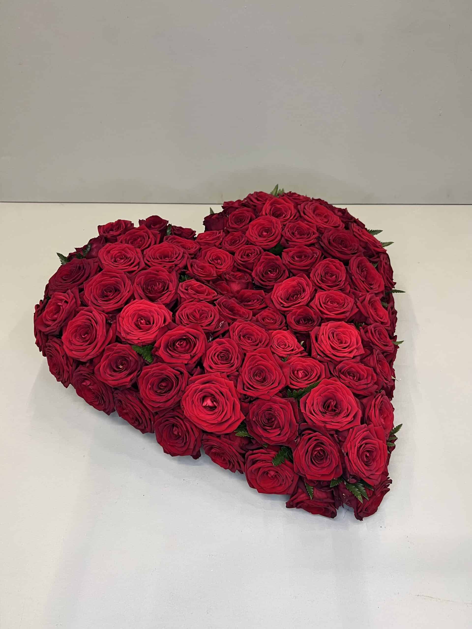 Blomsterhjerte med røde roser. Gratis levering direkte til kirken