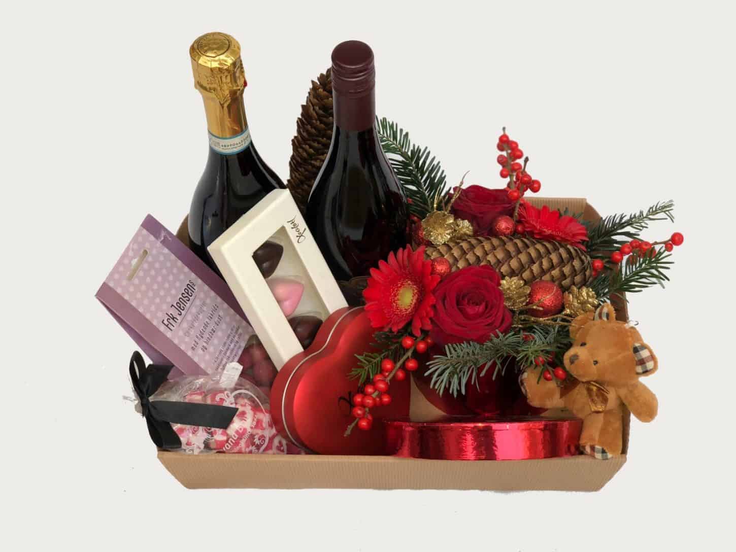 Send blomster med Design-Flower til én du holder af, eller til enhver anledning.Vi har 20 års erfaring indenfor blomsterbranchen, og er yderst kompetente, serviceminded og professionelle.Vi laver alt fra Unique variations buketter, til brudebuketter, almindelige buketter, bårebuketter med flere. Vi laver også alt i blomster til større arrangementer. Alt fra bryllup til konferencer samt begravelser med flere.For større arrangementer bedes du venligst kontakte os pr mail eller pr telefon senest 14 dage inden arrangementet.Vi har kun friske blomster og et stort og varieret udvalg i alverdens farver. Vores speciale er at sammensætte buketten nøjagtig som du ønsker det, og her får du mulighed for at sætte dit personlige præg på buketten.Vi har også et bredt sortiment af potteplanter, potter, dekorationer, blomstertilbehør og eventuelt vin og chokolade.Vi leverer årets 365 dage til døren i København og omegn, og ved bestilling inden kl 14, kan vi leverer samme dag.Send blomster med Design-Flower til én du holder af, eller til enhver anledning.