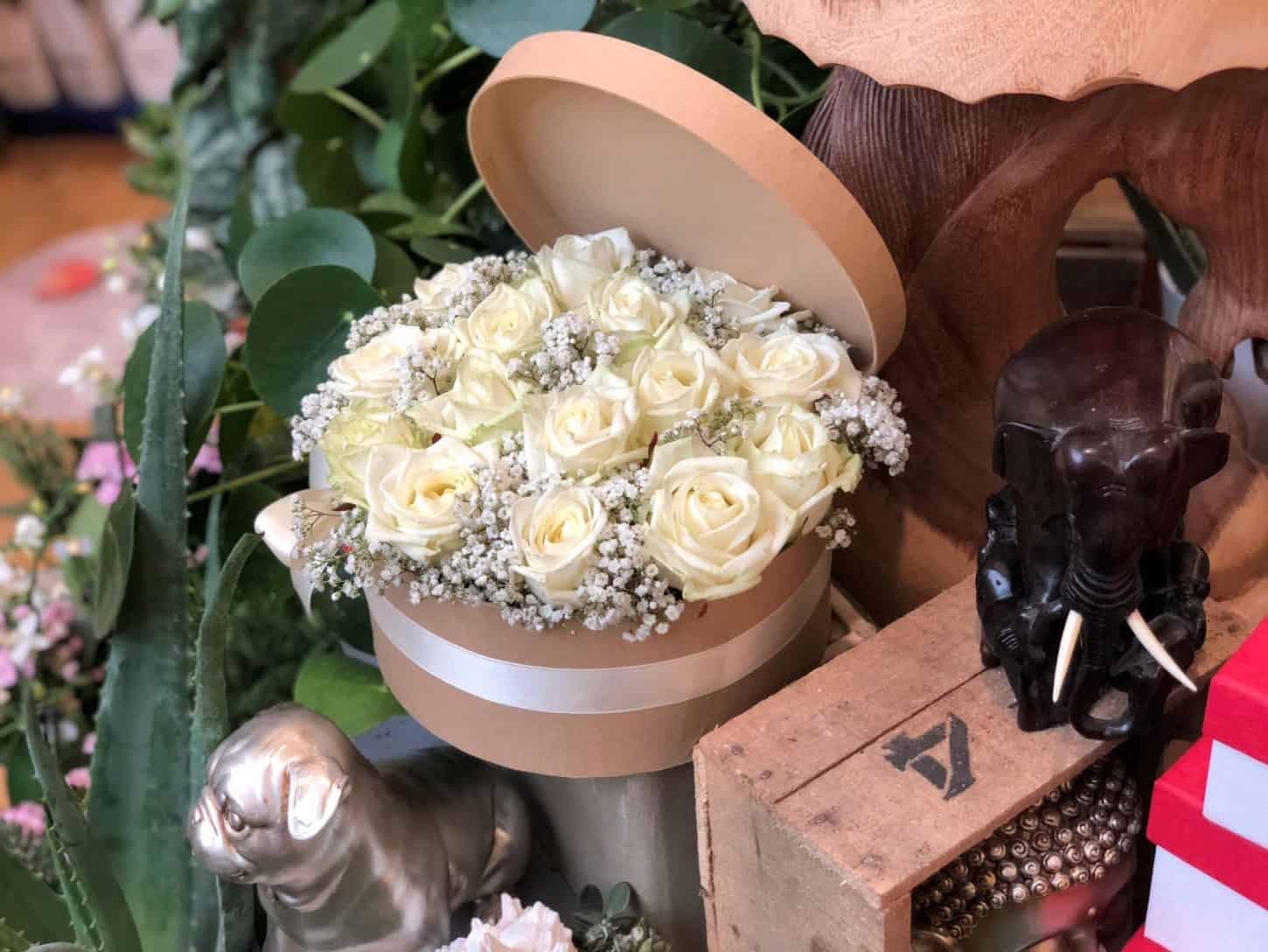 Send blomster med Design-Flower til én du holder af, eller til enhver anledning.Vi har 20 års erfaring indenfor blomsterbranchen, og er yderst kompetente, serviceminded og professionelle.Vi laver alt fra Unique variations buketter, til brudebuketter, almindelige buketter, bårebuketter med flere. Vi laver også alt i blomster til større arrangementer. Alt fra bryllup til konferencer samt begravelser med flere.For større arrangementer bedes du venligst kontakte os pr mail eller pr telefon senest 14 dage inden arrangementet.Vi har kun friske blomster og et stort og varieret udvalg i alverdens farver. Vores speciale er at sammensætte buketten nøjagtig som du ønsker det, og her får du mulighed for at sætte dit personlige præg på buketten.Vi har også et bredt sortiment af potteplanter, potter, dekorationer, blomstertilbehør og eventuelt vin og chokolade.Vi leverer årets 365 dage til døren i København og omegn, og ved bestilling inden kl 14, kan vi leverer samme dag.Send blomster med Design-Flower til én du holder af, eller til enhver anledning.