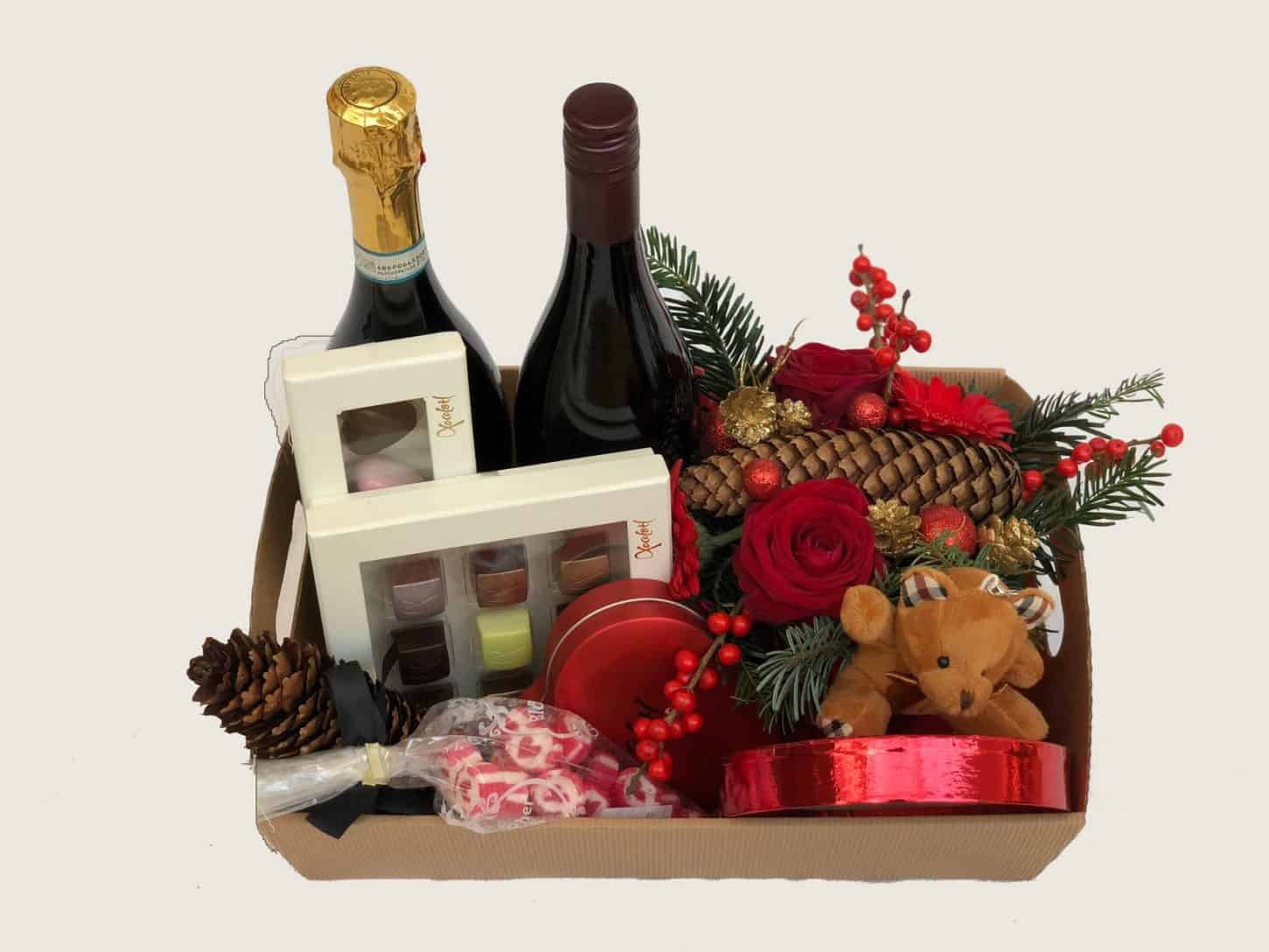Send blomster med Design-Flower til én du holder af, eller til enhver anledning.Vi har 20 års erfaring indenfor blomsterbranchen, og er yderst kompetente, serviceminded og professionelle.Vi laver alt fra Unique variations buketter, til brudebuketter, almindelige buketter, bårebuketter med flere. Vi laver også alt i blomster til større arrangementer. Alt fra bryllup til konferencer samt begravelser med flere.For større arrangementer bedes du venligst kontakte os pr mail eller pr telefon senest 14 dage inden arrangementet.Vi har kun friske blomster og et stort og varieret udvalg i alverdens farver. Vores speciale er at sammensætte buketten nøjagtig som du ønsker det, og her får du mulighed for at sætte dit personlige præg på buketten.Vi har også et bredt sortiment af potteplanter, potter, dekorationer, blomstertilbehør og eventuelt vin og chokolade.Vi leverer årets 365 dage til døren i København og omegn, og ved bestilling inden kl 14, kan vi leverer samme dag.Send blomster med Design-Flower til én du holder af, eller til enhver anledning.