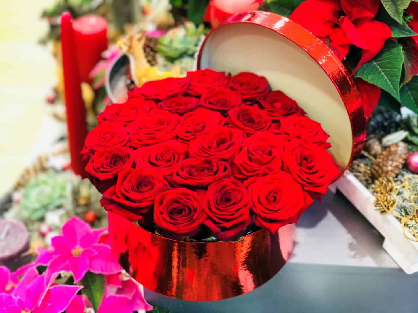 Send blomster med Design-Flower til én du holder af, eller til enhver anledning.Vi har 20 års erfaring indenfor blomsterbranchen, og er yderst kompetente, serviceminded og professionelle.Vi laver alt fra Unique variations buketter, til brudebuketter, almindelige buketter, bårebuketter med flere. Vi laver også alt i blomster til større arrangementer. Alt fra bryllup til konferencer samt begravelser med flere.For større arrangementer bedes du venligst kontakte os pr mail eller pr telefon senest 14 dage inden arrangementet.Vi har kun friske blomster og et stort og varieret udvalg i alverdens farver. Vores speciale er at sammensætte buketten nøjagtig som du ønsker det, og her får du mulighed for at sætte dit personlige præg på buketten.Vi har også et bredt sortiment af potteplanter, potter, dekorationer, blomstertilbehør og eventuelt vin og chokolade.Vi leverer årets 365 dage til døren i København og omegn, og ved bestilling inden kl 14, kan vi leverer samme dag.Send blomster med Design-Flower til én du holder af, eller til enhver anledning.