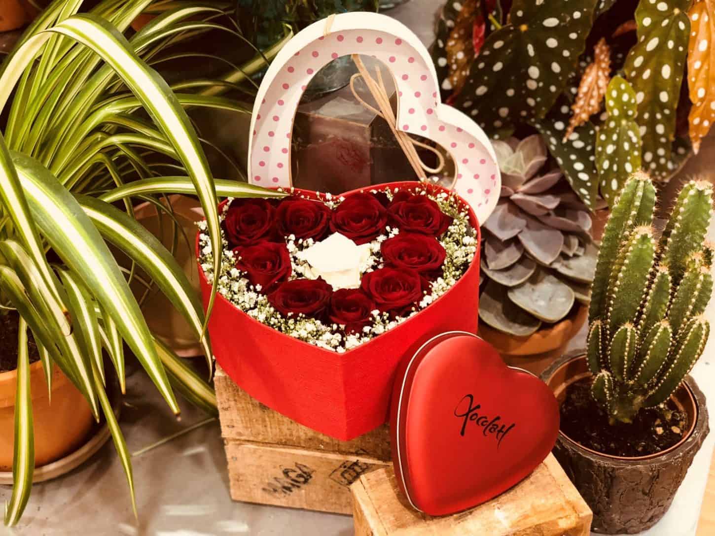 Send blomster med Design-Flower til én du holder af, eller til enhver anledning.Vi har 20 års erfaring indenfor blomsterbranchen, og er yderst kompetente, serviceminded og professionelle.Vi laver alt fra Unique variations buketter, til brudebuketter, almindelige buketter, bårebuketter med flere. Vi laver også alt i blomster til større arrangementer. Alt fra bryllup til konferencer samt begravelser med flere.For større arrangementer bedes du venligst kontakte os pr mail eller pr telefon senest 14 dage inden arrangementet.Vi har kun friske blomster og et stort og varieret udvalg i alverdens farver. Vores speciale er at sammensætte buketten nøjagtig som du ønsker det, og her får du mulighed for at sætte dit personlige præg på buketten.Vi har også et bredt sortiment af potteplanter, potter, dekorationer, blomstertilbehør og eventuelt vin og chokolade.Vi leverer årets 365 dage til døren i København og omegn, og ved bestilling inden kl 14, kan vi leverer samme dag.Send blomster med Design-Flower til én du holder af, eller til enhver anledning.