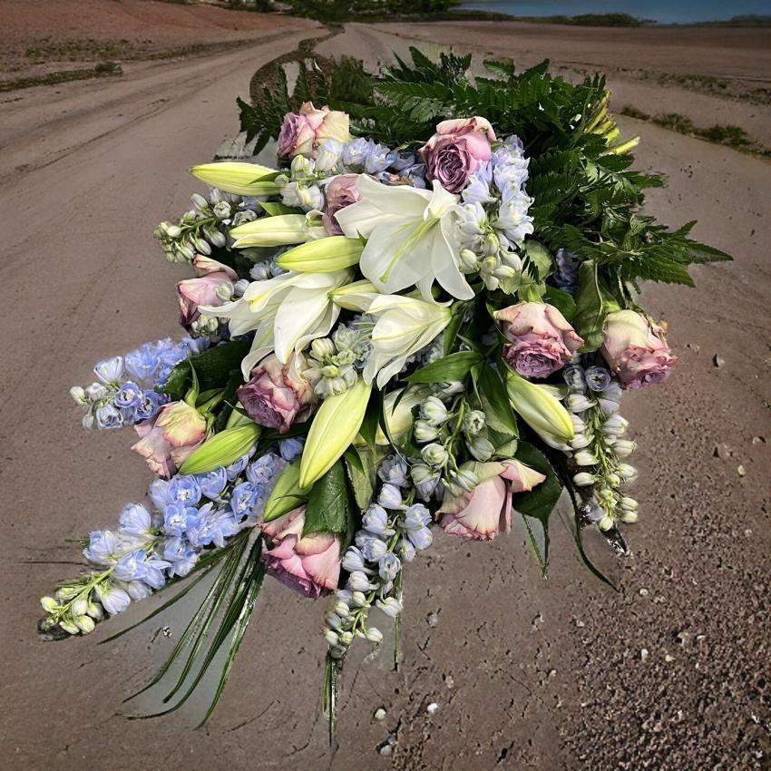 bestil bårebuket, send bårebuket, send blomster, bestil blomster, begravelses blomster, bårebuket, blomster til kirke, begravelse, billige bårebuketter, bårebuket med bånd, bårebuket med lijle, levering af bårebuket, bestil blomster, leverign´af blomster, bårebuketter, bestil krans med bånd, levering af bårebuket, bestil blomster til begravelse, bårebuket til begravelse med bånd