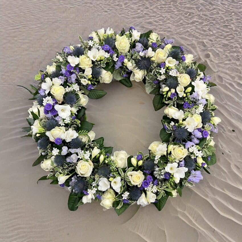 bestil bårekrans, send bårekrans, send blomster, bestil blomster, begravelses blomster, bårebuket, blomster til kirke, begravelse, billige bårebuketter, bårebuket med bånd, bårebuket med lijle, levering af bårebuket, bestil blomster, leverign´af blomster, bårebuketter, bestil krans med bånd, levering af krans, bestil blomster til begravelse, Krans til begravelse med bånd