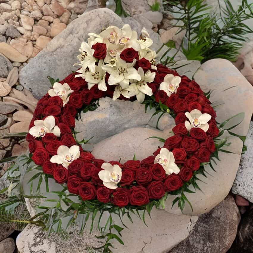 bestil bårekrans, send bårekrans, send blomster, bestil blomster, begravelses blomster, bårebuket, blomster til kirke, begravelse, billige bårebuketter, bårebuket med bånd, bårebuket med lijle, levering af bårebuket, bestil blomster, leverign´af blomster, bårebuketter, bestil krans med bånd, levering af krans, bestil blomster til begravelse, Krans til begravelse med bånd