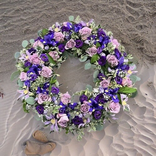 bestil bårekrans, send bårekrans, send blomster, bestil blomster, begravelses blomster, bårebuket, blomster til kirke, begravelse, billige bårebuketter, bårebuket med bånd, bårebuket med lijle, levering af bårebuket, bestil blomster, leverign´af blomster, bårebuketter, bestil krans med bånd, levering af krans, bestil blomster til begravelse, Krans til begravelse med bånd