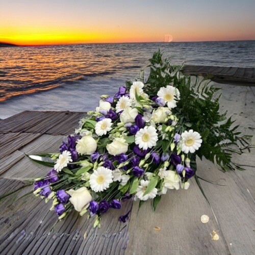 bestil bårebuket, send bårebuket, send blomster, bestil blomster, begravelses blomster, bårebuket, blomster til kirke, begravelse, billige bårebuketter, bårebuket med bånd, bårebuket med lijle, levering af bårebuket, bestil blomster, leverign´af blomster, bårebuketter, bestil krans med bånd, levering af bårebuket, bestil blomster til begravelse, bårebuket til begravelse med bånd