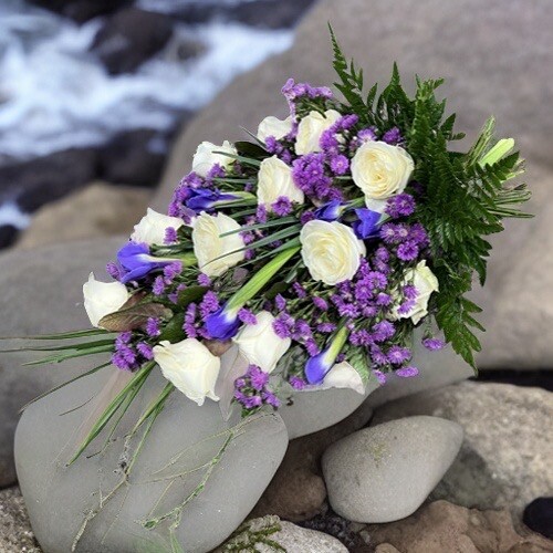 bestil bårebuket, send bårebuket, send blomster, bestil blomster, begravelses blomster, bårebuket, blomster til kirke, begravelse, billige bårebuketter, bårebuket med bånd, bårebuket med lijle, levering af bårebuket, bestil blomster, leverign´af blomster, bårebuketter, bestil krans med bånd, levering af bårebuket, bestil blomster til begravelse, bårebuket til begravelse med bånd