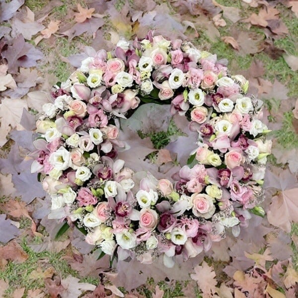 bestil bårekrans, send bårekrans, send blomster, bestil blomster, begravelses blomster, bårebuket, blomster til kirke, begravelse, billige bårebuketter, bårebuket med bånd, bårebuket med lijle, levering af bårebuket, bestil blomster, leverign´af blomster, bårebuketter, bestil krans med bånd, levering af krans, bestil blomster til begravelse, Krans til begravelse med bånd