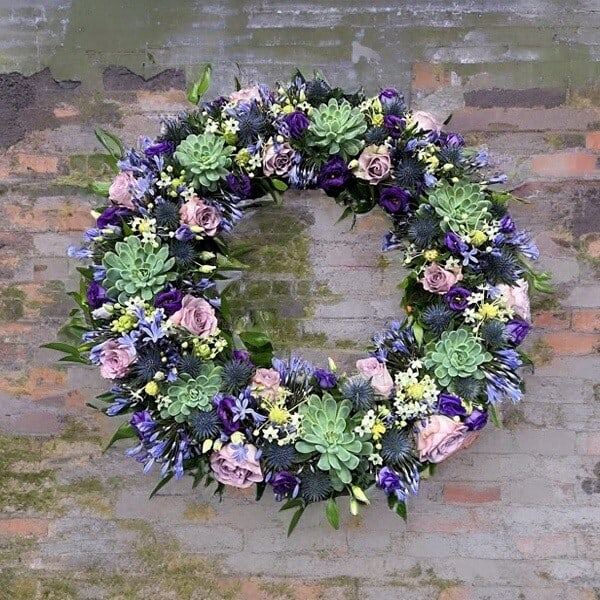 bestil bårekrans, send bårekrans, send blomster, bestil blomster, begravelses blomster, bårebuket, blomster til kirke, begravelse, billige bårebuketter, bårebuket med bånd, bårebuket med lijle, levering af bårebuket, bestil blomster, leverign´af blomster, bårebuketter, bestil krans med bånd, levering af krans, bestil blomster til begravelse, Krans til begravelse med bånd