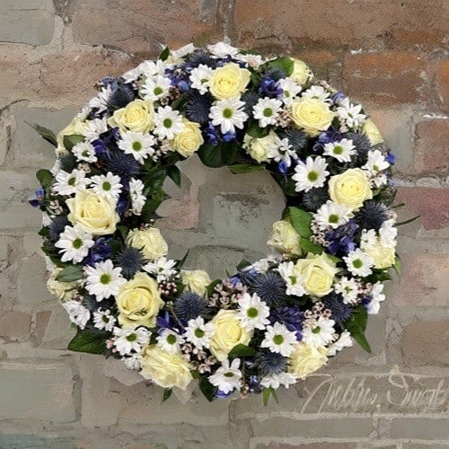 bestil bårekrans, send bårekrans, send blomster, bestil blomster, begravelses blomster, bårebuket, blomster til kirke, begravelse, billige bårebuketter, bårebuket med bånd, bårebuket med lijle, levering af bårebuket, bestil blomster, leverign´af blomster, bårebuketter, bestil krans med bånd, levering af krans, bestil blomster til begravelse, Krans til begravelse med bånd