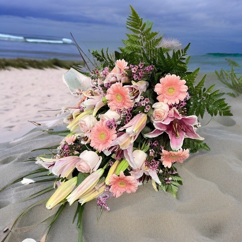 bestil bårebuket, send bårebuket, send blomster, bestil blomster, begravelses blomster, bårebuket, blomster til kirke, begravelse, billige bårebuketter, bårebuket med bånd, bårebuket med lijle, levering af bårebuket, bestil blomster, leverign´af blomster, bårebuketter, bestil krans med bånd, levering af bårebuket, bestil blomster til begravelse, bårebuket til begravelse med bånd