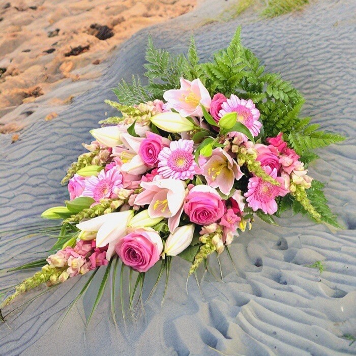 bestil bårebuket, send bårebuket, send blomster, bestil blomster, begravelses blomster, bårebuket, blomster til kirke, begravelse, billige bårebuketter, bårebuket med bånd, bårebuket med lijle, levering af bårebuket, bestil blomster, leverign´af blomster, bårebuketter, bestil krans med bånd, levering af bårebuket, bestil blomster til begravelse, bårebuket til begravelse med bånd