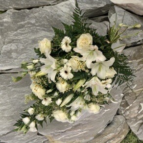bestil bårebuket, send bårebuket, send blomster, bestil blomster, begravelses blomster, bårebuket, blomster til kirke, begravelse, billige bårebuketter, bårebuket med bånd, bårebuket med lijle, levering af bårebuket, bestil blomster, leverign´af blomster, bårebuketter, bestil krans med bånd, levering af bårebuket, bestil blomster til begravelse, bårebuket til begravelse med bånd