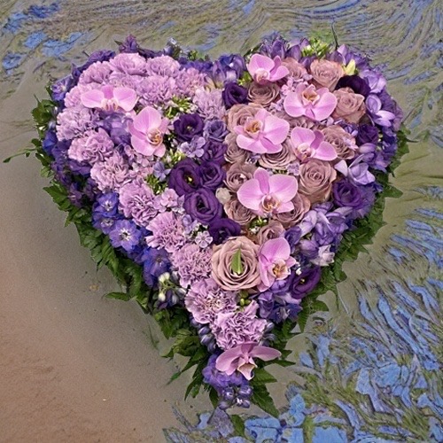 bestil bårehjerte, send bårehjerte, send blomster, bestil blomster, begravelses blomster, bårebuket, blomster til kirke, begravelse, billige bårebuketter, bårebuket med bånd, hjerte med lijle, levering af hjerte, bestil blomster, leverign´af blomster, bårebuketter, bestil krans med bånd, levering af hjerte, bestil blomster til begravelse, hjerte til begravelse med bånd, blomsterhjerte til begravelse, hjerteblomster,