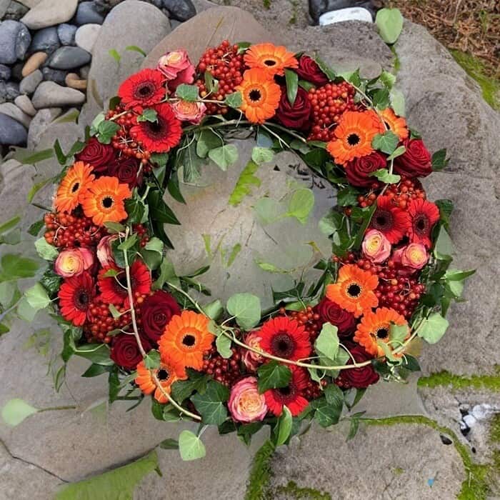 bestil bårekrans, send bårekrans, send blomster, bestil blomster, begravelses blomster, bårebuket, blomster til kirke, begravelse, billige bårebuketter, bårebuket med bånd, bårebuket med lijle, levering af bårebuket, bestil blomster, leverign´af blomster, bårebuketter, bestil krans med bånd, levering af krans, bestil blomster til begravelse, Krans til begravelse med bånd