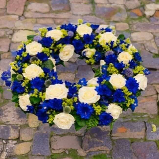 bestil bårekrans, send bårekrans, send blomster, bestil blomster, begravelses blomster, bårebuket, blomster til kirke, begravelse, billige bårebuketter, bårebuket med bånd, bårebuket med lijle, levering af bårebuket, bestil blomster, leverign´af blomster, bårebuketter, bestil krans med bånd, levering af krans, bestil blomster til begravelse, Krans til begravelse med bånd