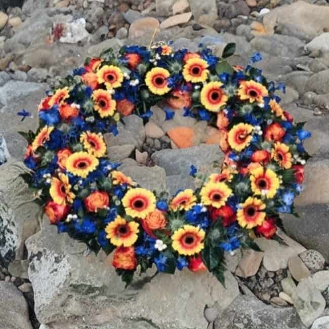 bestil bårekrans, send bårekrans, send blomster, bestil blomster, begravelses blomster, bårebuket, blomster til kirke, begravelse, billige bårebuketter, bårebuket med bånd, bårebuket med lijle, levering af bårebuket, bestil blomster, leverign´af blomster, bårebuketter, bestil krans med bånd, levering af krans, bestil blomster til begravelse, Krans til begravelse med bånd