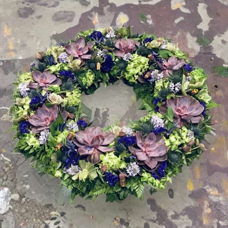 bestil bårekrans, send bårekrans, send blomster, bestil blomster, begravelses blomster, bårebuket, blomster til kirke, begravelse, billige bårebuketter, bårebuket med bånd, bårebuket med lijle, levering af bårebuket, bestil blomster, leverign´af blomster, bårebuketter, bestil krans med bånd, levering af krans, bestil blomster til begravelse, Krans til begravelse med bånd