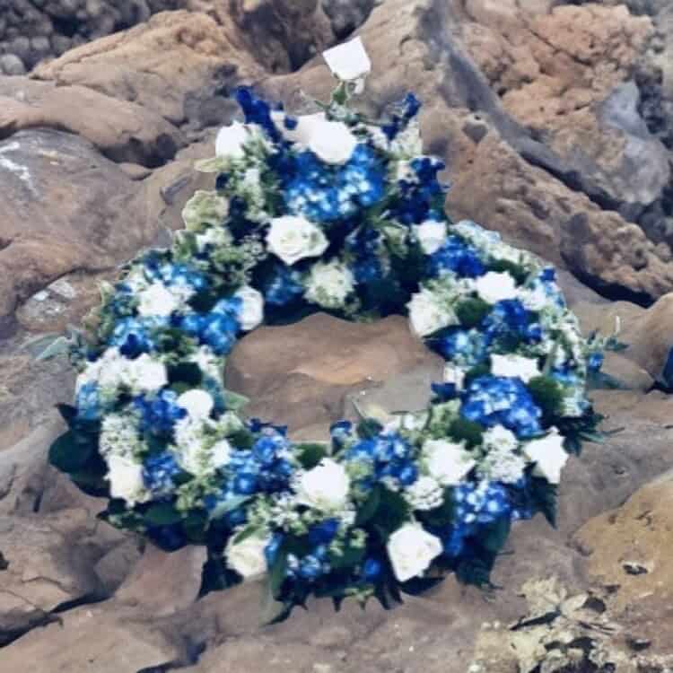 bestil bårekrans, send bårekrans, send blomster, bestil blomster, begravelses blomster, bårebuket, blomster til kirke, begravelse, billige bårebuketter, bårebuket med bånd, bårebuket med lijle, levering af bårebuket, bestil blomster, leverign´af blomster, bårebuketter, bestil krans med bånd, levering af krans, bestil blomster til begravelse, Krans til begravelse med bånd