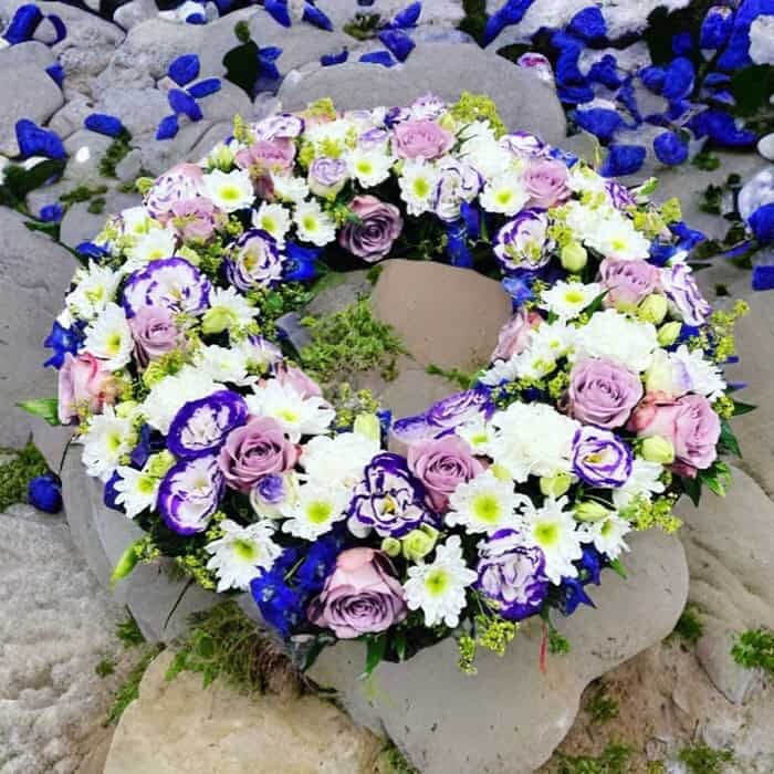 bestil bårekrans, send bårekrans, send blomster, bestil blomster, begravelses blomster, bårebuket, blomster til kirke, begravelse, billige bårebuketter, bårebuket med bånd, bårebuket med lijle, levering af bårebuket, bestil blomster, leverign´af blomster, bårebuketter, bestil krans med bånd, levering af krans, bestil blomster til begravelse, Krans til begravelse med bånd