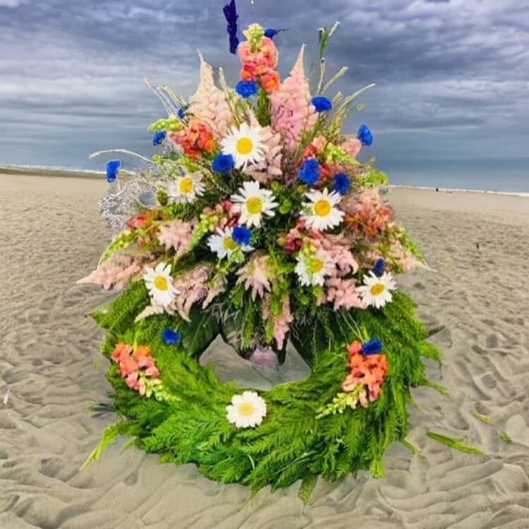 bestil bårekrans, send bårekrans, send blomster, bestil blomster, begravelses blomster, bårebuket, blomster til kirke, begravelse, billige bårebuketter, bårebuket med bånd, bårebuket med lijle, levering af bårebuket, bestil blomster, leverign´af blomster, bårebuketter, bestil krans med bånd, levering af krans, bestil blomster til begravelse, Krans til begravelse med bånd