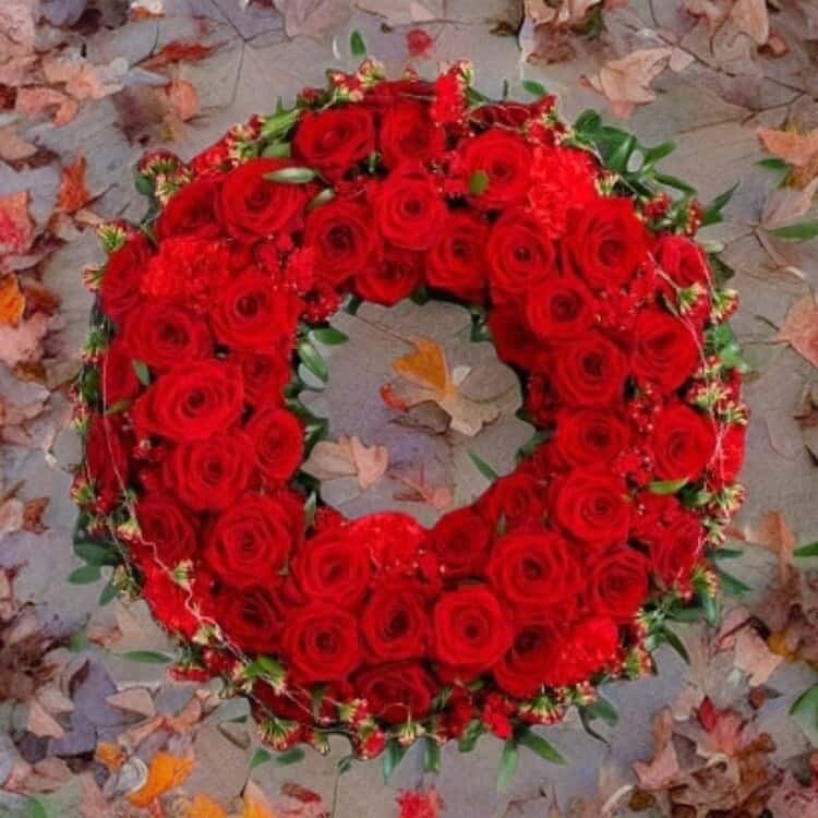 bestil bårekrans, send bårekrans, send blomster, bestil blomster, begravelses blomster, bårebuket, blomster til kirke, begravelse, billige bårebuketter, bårebuket med bånd, bårebuket med lijle, levering af bårebuket, bestil blomster, leverign´af blomster, bårebuketter, bestil krans med bånd, levering af krans, bestil blomster til begravelse, Krans til begravelse med bånd