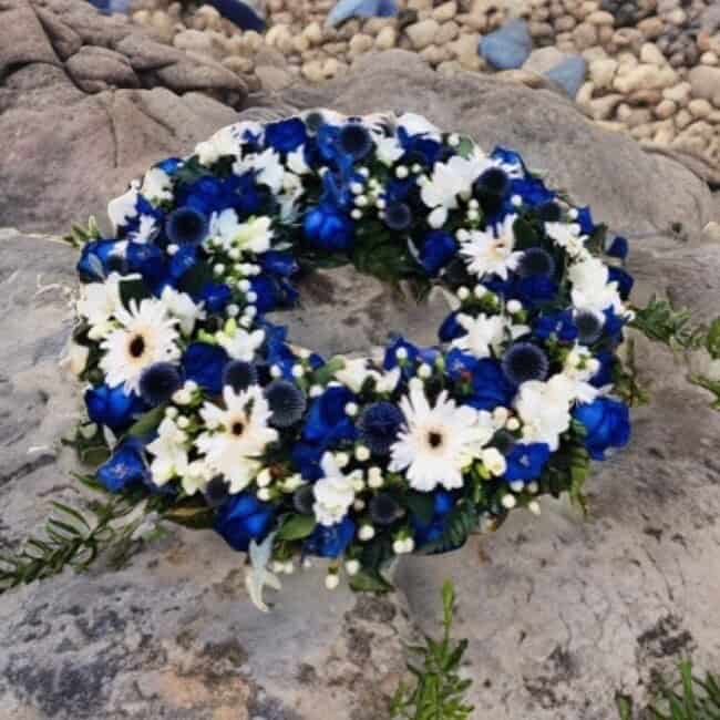 bestil bårekrans, send bårekrans, send blomster, bestil blomster, begravelses blomster, bårebuket, blomster til kirke, begravelse, billige bårebuketter, bårebuket med bånd, bårebuket med lijle, levering af bårebuket, bestil blomster, leverign´af blomster, bårebuketter, bestil krans med bånd, levering af krans, bestil blomster til begravelse, Krans til begravelse med bånd