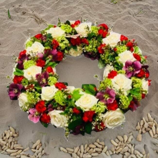bestil bårekrans, send bårekrans, send blomster, bestil blomster, begravelses blomster, bårebuket, blomster til kirke, begravelse, billige bårebuketter, bårebuket med bånd, bårebuket med lijle, levering af bårebuket, bestil blomster, leverign´af blomster, bårebuketter, bestil krans med bånd, levering af krans, bestil blomster til begravelse, Krans til begravelse med bånd