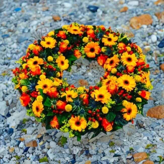 bestil bårekrans, send bårekrans, send blomster, bestil blomster, begravelses blomster, bårebuket, blomster til kirke, begravelse, billige bårebuketter, bårebuket med bånd, bårebuket med lijle, levering af bårebuket, bestil blomster, leverign´af blomster, bårebuketter, bestil krans med bånd, levering af krans, bestil blomster til begravelse, Krans til begravelse med bånd