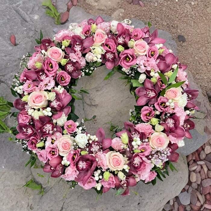 bestil bårekrans, send bårekrans, send blomster, bestil blomster, begravelses blomster, bårebuket, blomster til kirke, begravelse, billige bårebuketter, bårebuket med bånd, bårebuket med lijle, levering af bårebuket, bestil blomster, leverign´af blomster, bårebuketter, bestil krans med bånd, levering af krans, bestil blomster til begravelse, Krans til begravelse med bånd