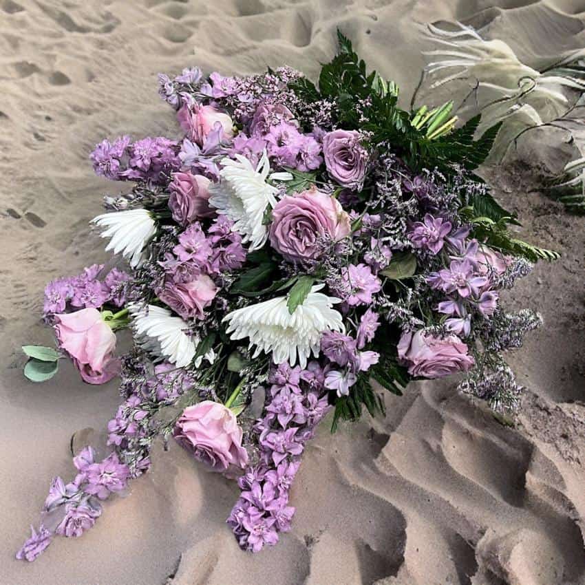 bestil bårebuket, send bårebuket, send blomster, bestil blomster, begravelses blomster, bårebuket, blomster til kirke, begravelse, billige bårebuketter, bårebuket med bånd, bårebuket med lijle, levering af bårebuket, bestil blomster, leverign´af blomster, bårebuketter, bestil krans med bånd, levering af bårebuket, bestil blomster til begravelse, bårebuket til begravelse med bånd
