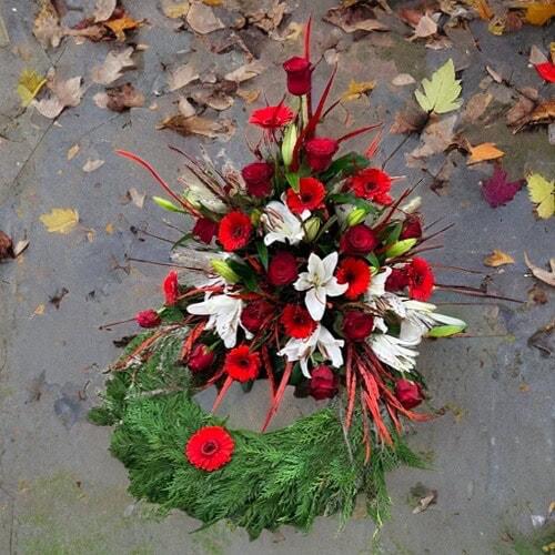 bestil bårekrans, send bårekrans, send blomster, bestil blomster, begravelses blomster, bårebuket, blomster til kirke, begravelse, billige bårebuketter, bårebuket med bånd, bårebuket med lijle, levering af bårebuket, bestil blomster, leverign´af blomster, bårebuketter, bestil krans med bånd, levering af krans, bestil blomster til begravelse, Krans til begravelse med bånd
