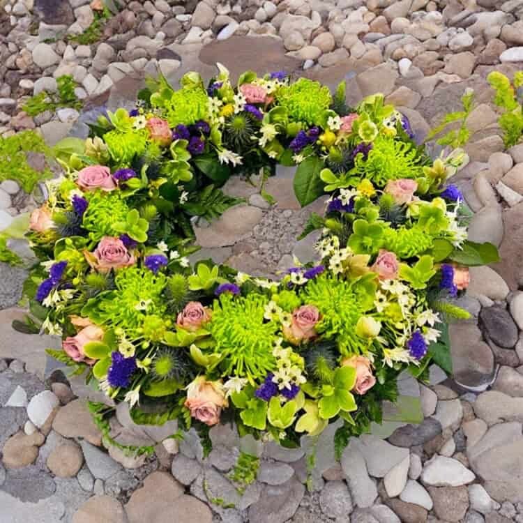 bestil bårekrans, send bårekrans, send blomster, bestil blomster, begravelses blomster, bårebuket, blomster til kirke, begravelse, billige bårebuketter, bårebuket med bånd, bårebuket med lijle, levering af bårebuket, bestil blomster, leverign´af blomster, bårebuketter, bestil krans med bånd, levering af krans, bestil blomster til begravelse, Krans til begravelse med bånd