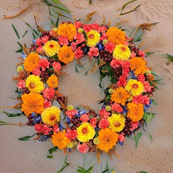 bestil bårekrans, send bårekrans, send blomster, bestil blomster, begravelses blomster, bårebuket, blomster til kirke, begravelse, billige bårebuketter, bårebuket med bånd, bårebuket med lijle, levering af bårebuket, bestil blomster, leverign´af blomster, bårebuketter, bestil krans med bånd, levering af krans, bestil blomster til begravelse, Krans til begravelse med bånd