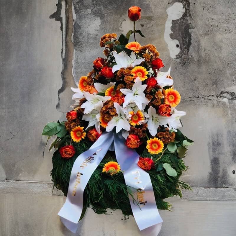 bestil bårekrans, send bårekrans, send blomster, bestil blomster, begravelses blomster, bårebuket, blomster til kirke, begravelse, billige bårebuketter, bårebuket med bånd, bårebuket med lijle, levering af bårebuket, bestil blomster, leverign´af blomster, bårebuketter, bestil krans med bånd, levering af krans, bestil blomster til begravelse, Krans til begravelse med bånd