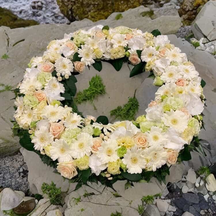 bestil bårekrans, send bårekrans, send blomster, bestil blomster, begravelses blomster, bårebuket, blomster til kirke, begravelse, billige bårebuketter, bårebuket med bånd, bårebuket med lijle, levering af bårebuket, bestil blomster, leverign´af blomster, bårebuketter, bestil krans med bånd, levering af krans, bestil blomster til begravelse, Krans til begravelse med bånd