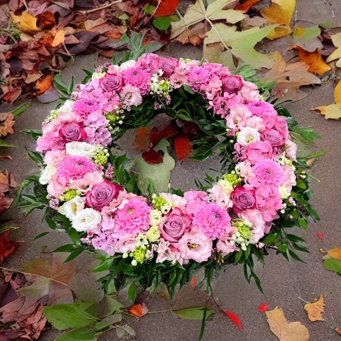 bestil bårekrans, send bårekrans, send blomster, bestil blomster, begravelses blomster, bårebuket, blomster til kirke, begravelse, billige bårebuketter, bårebuket med bånd, bårebuket med lijle, levering af bårebuket, bestil blomster, leverign´af blomster, bårebuketter, bestil krans med bånd, levering af krans, bestil blomster til begravelse, Krans til begravelse med bånd