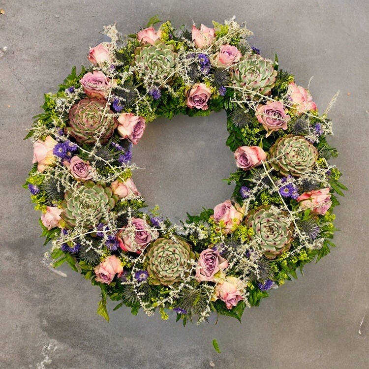 bestil bårekrans, send bårekrans, send blomster, bestil blomster, begravelses blomster, bårebuket, blomster til kirke, begravelse, billige bårebuketter, bårebuket med bånd, bårebuket med lijle, levering af bårebuket, bestil blomster, leverign´af blomster, bårebuketter, bestil krans med bånd, levering af krans, bestil blomster til begravelse, Krans til begravelse med bånd