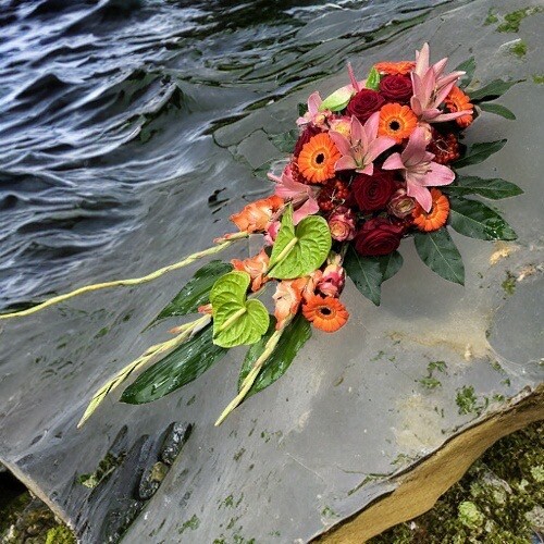 bestil båredekoration, send båredekoratiion, send blomster, bestil blomster, begravelses blomster, bårebuket, blomster til kirke, begravelse, billige bårebuketter, bårebuket med bånd, bårebuket med lijle, levering af bårebuket, bestil blomster, leverign´af blomster, bårebuketter,